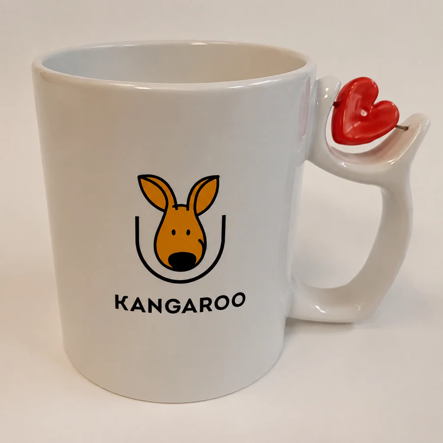 Біла чашка з ручкою-серцем 330 мл — фото з логотипом KANGAROO