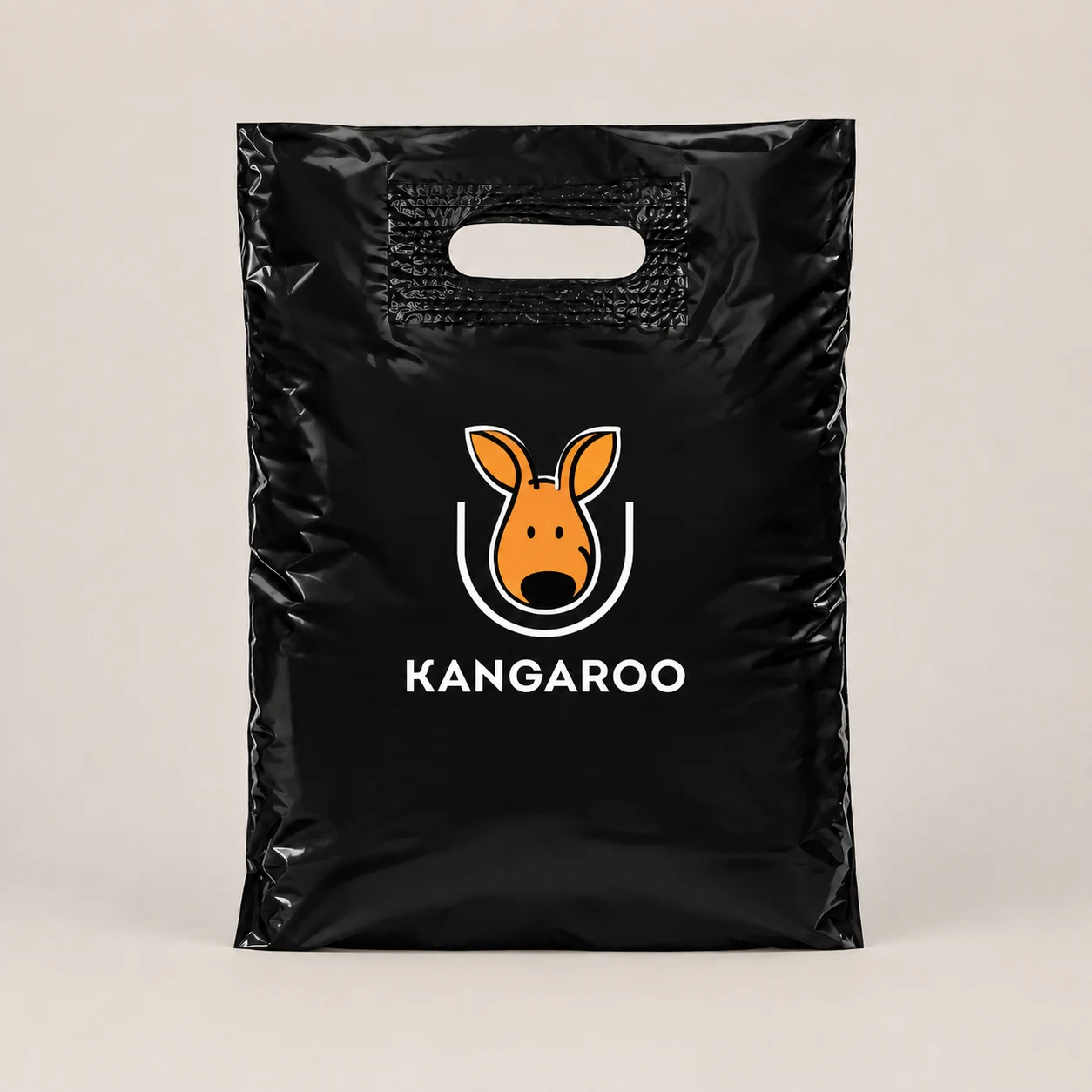 Чорний пакет-банан 30 × 40 см з логотипом KANGAROO
