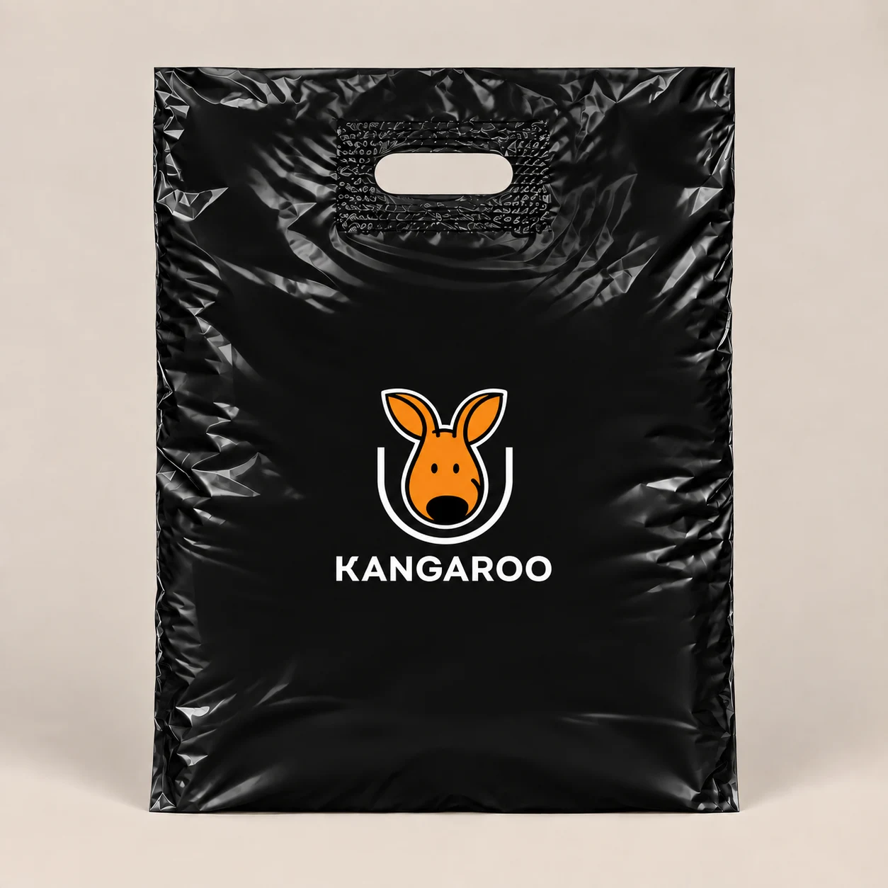 Чорний пакет-банан 40 × 50 см з логотипом KANGAROO